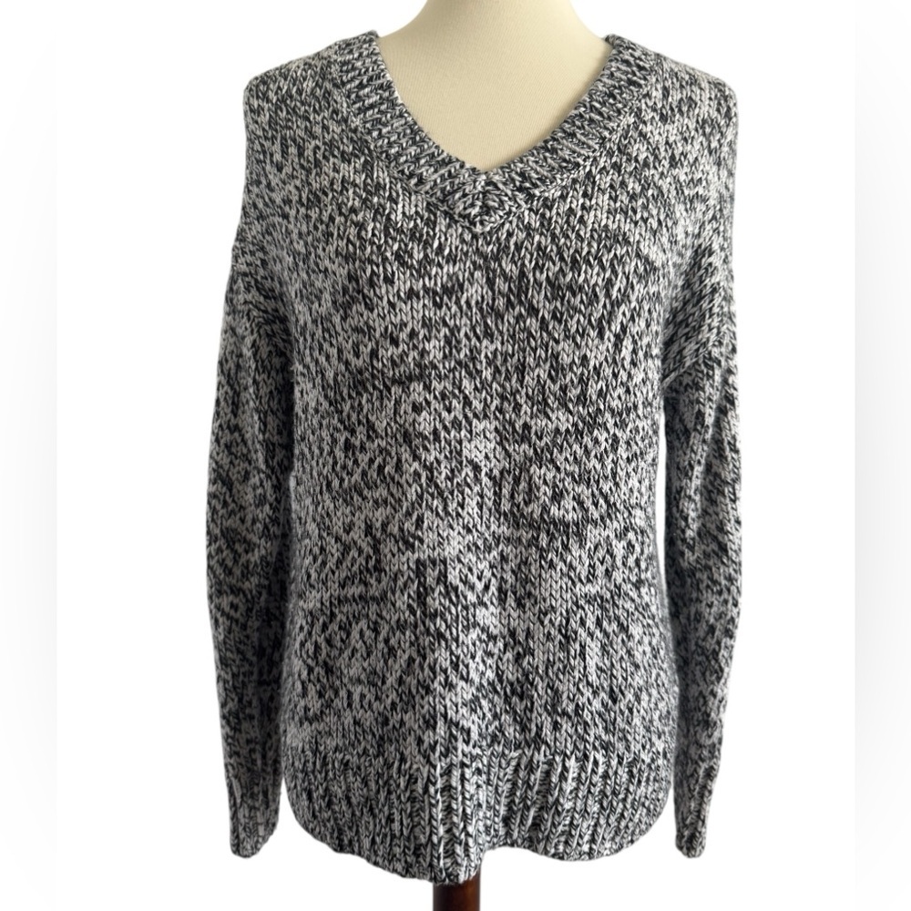 PINK Victoria's Secret Black & White V-Neck Chunky Knit Sweater Size Medium